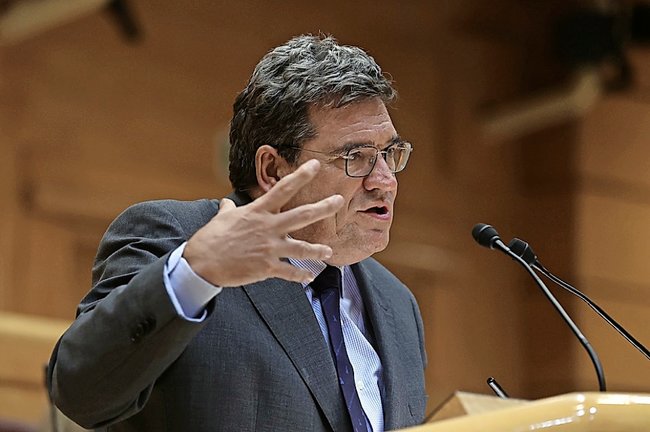 MADRID, 02/11/2021.- El ministro de Seguridad Social, José Luis Escrivá, interviene durante la sesión de control al Gobierno en el pleno del Senado, este martes en Madrid. EFE/ Kiko Huesca