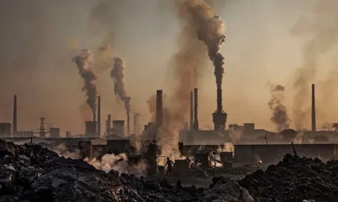 Olas de humo de una fábrica de acero no autorizada en Mongolia Interior, China. Fotografía: Kevin Frayer / Getty Images