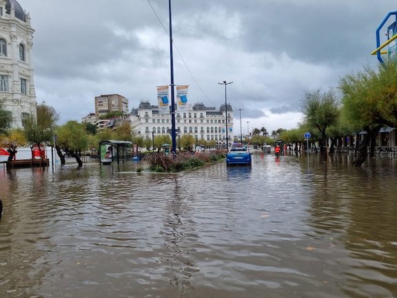 Vista de la carretera inundada a la altura de la Plaza de Italia en Santander. / Hardy
