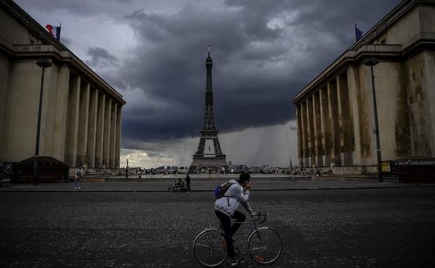 Un ciclista circula por las calles de París. / AFP