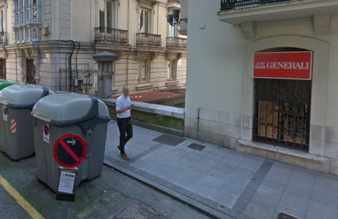 Una persona pasa por delante de los contenedores de basura en la calle Juan de la Cosa en Santander. / ALERTA