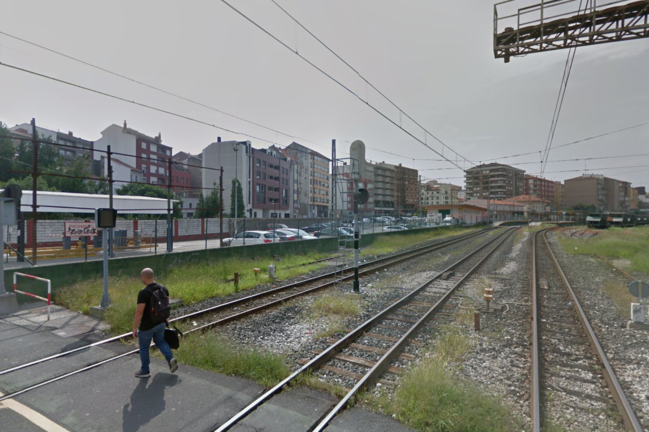 Vista de las vías del tren de Feve que parten la ciudad en dos. / ALERTA
