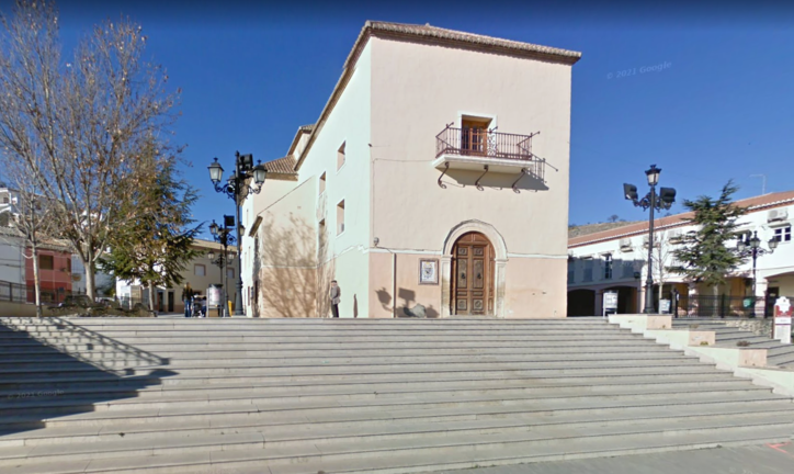 Vista del Ayuntamiento de Illora en Granada. / ALERTA