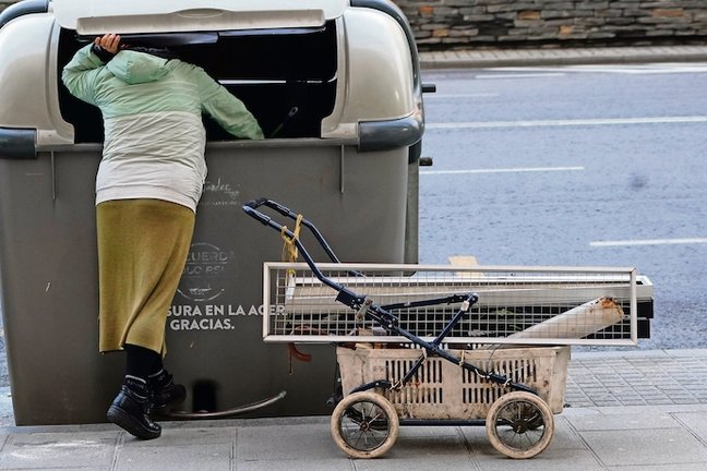Una persona busca en la basura en la ciudad de Santander. / HARDY