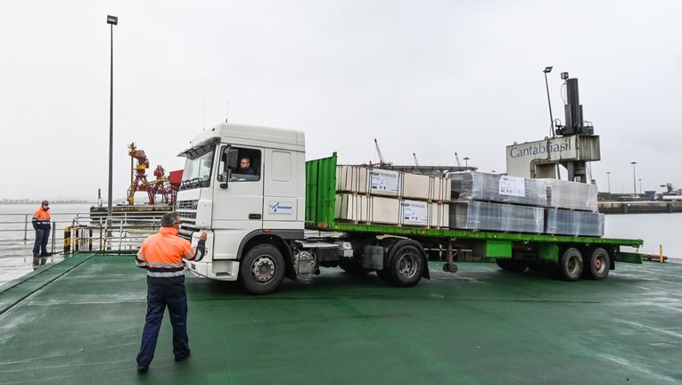 Varios trabajadores en el Puerto de Santander descargando mercancía. / HARDY