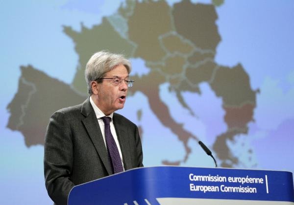 El comisario europeo de Economía, Paolo Gentiloni, habla en una rueda de prensa para presentar las previsiones económicas de otoño de 2021 de la Comisión Europea en Bruselas. EFE/EPA/OLIVIER HOSLET