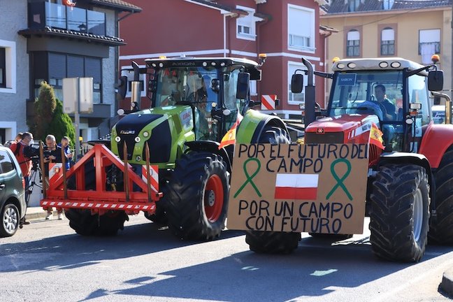 LA PENILLA (CANTABRIA), 11/11/2021.- Los ganaderos de Cantabria que se dedican a la producción de leche se han concentrado con sus tractores este jueves frente a la fábrica cántabra de Nestlé, en La Penilla, para denunciar la "crítica" situación que está viviendo este sector. EFE/ Celia Agüero
