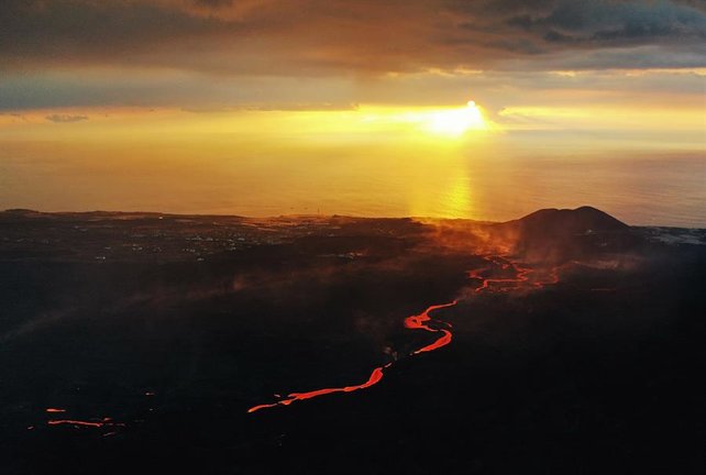 Fotografía realizada con un drone que muestra la colada de magma que se dirige al mar por la erupción del volcán Cumbre Vieja que vuelve a expulsar material solido este domingo .EFE/ Jesús Diges