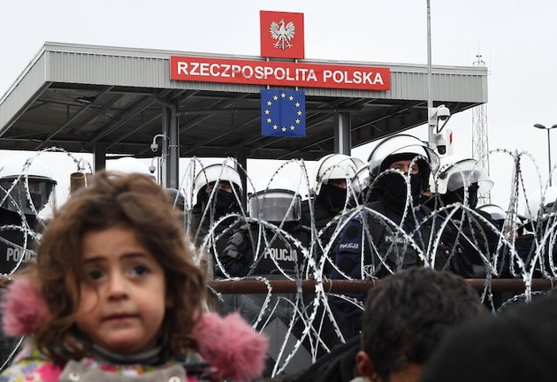 Una niña al lado de la valla de Bielorrusia mientras varios agentes de policía polacos montan guardia en el paso fronterizo de Bruzgi-Kuznica Bialostocka, cerca de la frontera bielorrusa-polaca, a 15 de noviembre de 2021, en Bruzgi, (Bielorrusia). La tensión ha aumentado en la frontera entre Polonia y Bielorrusia, a medida que se han ido agolpando miles de personas que buscan seguir su avance hacia la Unión Europea, donde además de vivir con frío y a la intemperie, se está produciendo ataques y altercados. Lo ocurrido es un nuevo episodio de la tensión reinante ahora mismo en la frontera, fruto, según la Unión Europea, de una represalia de las autoridades bielorrusas contra las sanciones emitidas después de las elecciones del año pasado en el país, que Bruselas consideró como fraudulentas. Licencia editorial válida 3 MESES a partir de fecha de la imagen, posteriormente eliminarla de su archivo. Para usos no editoriales y fuera de licencia contactar con EUROPA PRESS. Editorial license valid for 3 MONTHS from the date of the image, then delete from your archive. For non-editorial and non-licensed use, please contact EUROPA PRESS.
15 NOVIEMBRE 2021;CAMPAMENTO;MIGRANTES;BIELORRUSIA;POLONIA;CRISIS
Viktor Tolochko/Sputnik / Europa Press
15/11/2021
