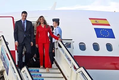 El presidente del Gobierno y su esposa descienden del avión oficial en Cuba en 2018. Yander Zamora EFE