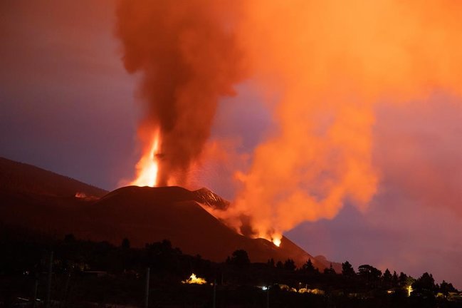 Vista del volcán de Cumbre Vieja, de cuya erupción se cumplen 60 días este jueves. EFE/MIGUEL CALERO