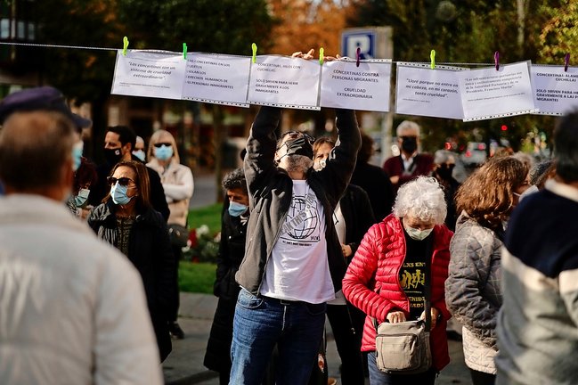 Varias personas manifestándose en contra de las concertinas del puerto de Santander. / hardy