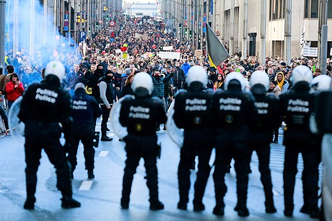 Manifestantes se enfrentan a los antidisturbios durante una protesta por las medidas contra el coronavirus en Bruselas. / EFE / STEPHANIE LECOCQ