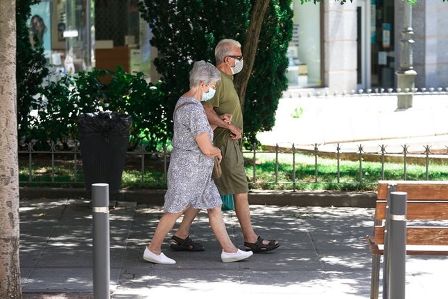 Una pareja de ancianos paseando por la calle. / AEE