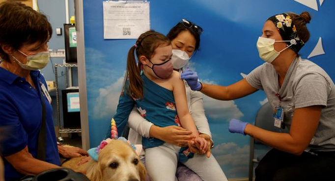 Vacunación a menores en California, Estados Unidos.