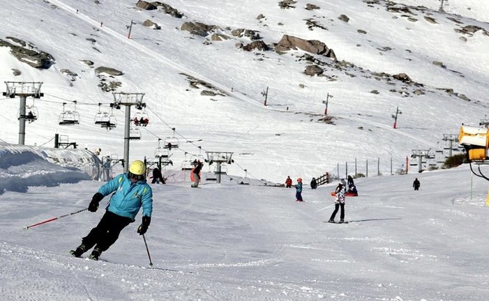 Esquiadores en la estación de esquí de Alto Campoo. / AEE