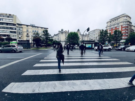 Varias personas cruzan la calle en Santander. / S.DÍAZ
