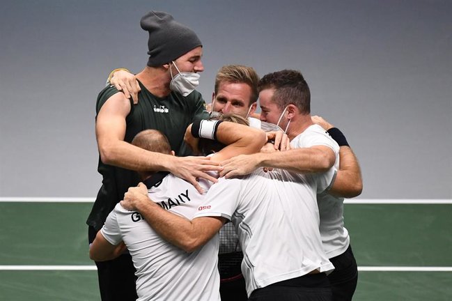 El equipo de Alemania celebra la victoria en la eliminatoria de cuartos de final de la Copa Davis 2021 Gran Bretaña vs Alemania en Innsbruck, Austria, el 30 de noviembre de 2021. (Tenis, Alemania, Reino Unido) EFE/EPA/PHILIPP GUELLAND