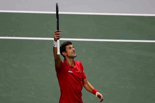 El tenista serbio Novak Djokovic celebra tras vencer al kazajo Alexander Bublik en su encuentro de cuartos de final de la Copa Davis entre Serbia y Kazajistán disputado este miércoles en el Madrid Arena. EFE/JuanJo Martín