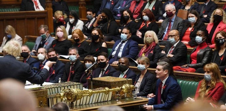 Imagen de una sesión de control al primer ministro británico, Boris Johnson, en la Cámara de los Comunes de Westminster