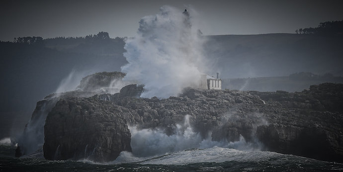 Una ola rompe contra la isla de Mouro frente a la costa de Santander. / Hardy
