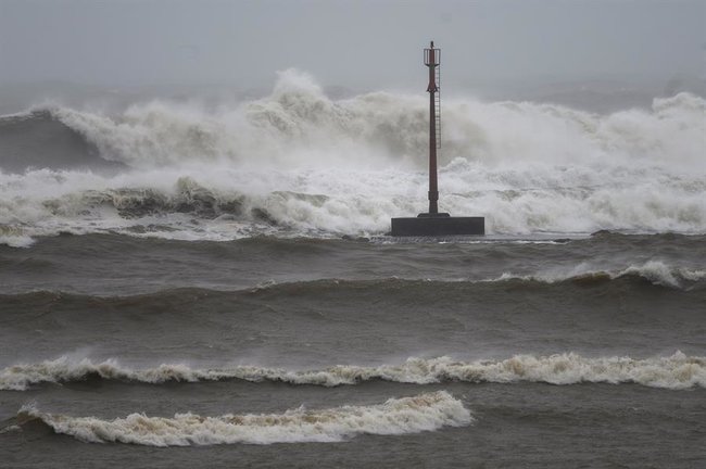 Fuertes olas rompen, este jueves, en la localidad cántabra de Suances, donde se encuentra activada la alerta por fenómenos costeros adversos. EFE/ Pedro Puente Hoyos