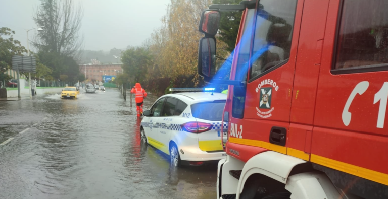 Una de las carreteras afectadas por las inundaciones en Cantabria.