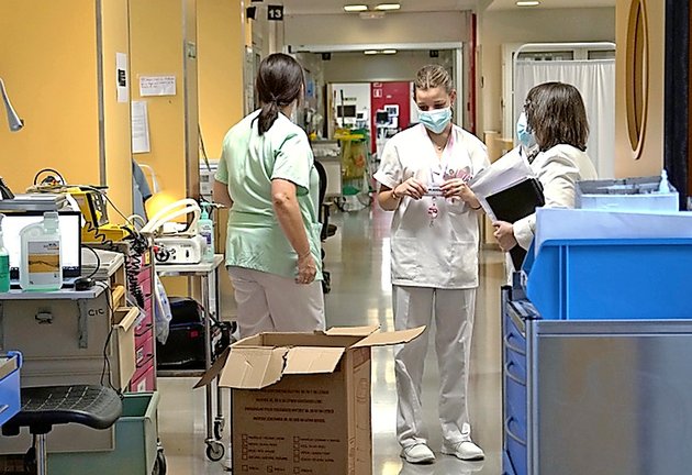 Varios sanitarios en un pasillo del Hospital M. Valdecilla. / Díaz