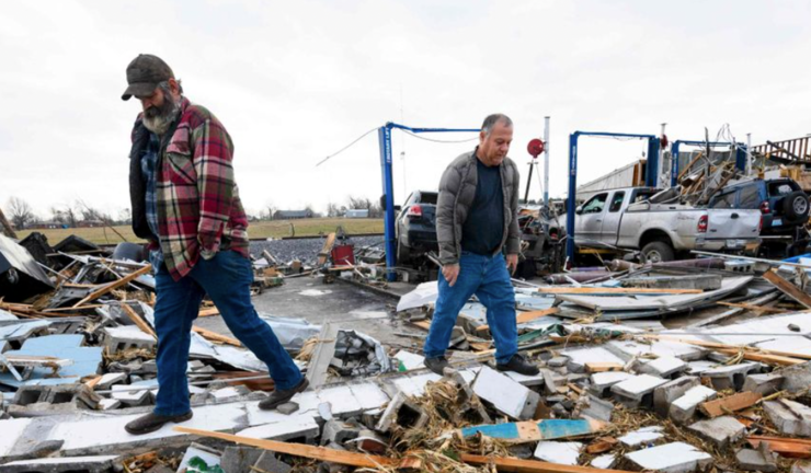 Servicios de emergencia al paso del tornado. / AFP