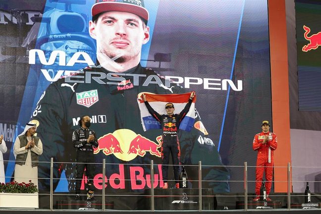 El ganador, el piloto holandés de Fórmula Uno Max Verstappen (C) de Red Bull Racing, el segundo clasificado, el piloto británico de Fórmula Uno Lewis Hamilton (L) de Mercedes-AMG Petronas y el tercero, el piloto español de Fórmula Uno Carlos Sainz (R) de la Scuderia Ferrari Mission Winnow, celebran en el podio tras el Gran Premio de Fórmula Uno de Abu Dhabi 2021 en el circuito de Yas Marina en Abu Dhabi, Emiratos Árabes Unidos, el 12 de diciembre de 2021. (Fórmula Uno, Emiratos Árabes Unidos) EFE/EPA/Ali Haider