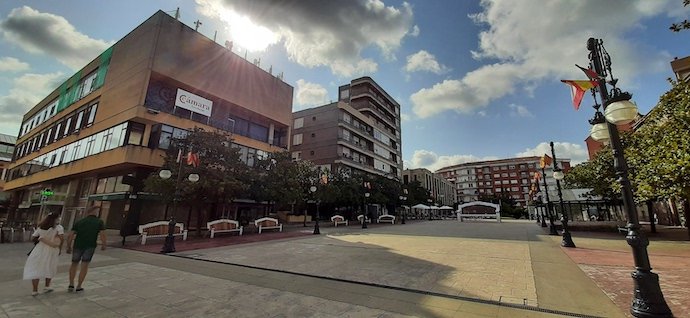 Vista de la fachada del edifico donde se ubica la Cámara de Comercio de Torrelavega. / ALERTA