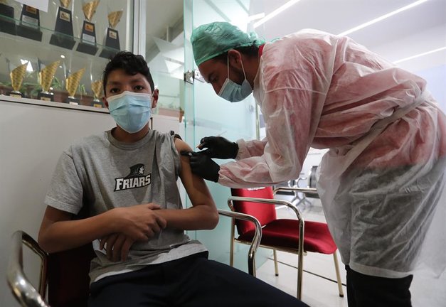 Fotografía de archivo de un funcionario de salud mientras coloca una vacuna de Pfizer en La Paz, Bolivia. EFE/Martin Alipaz