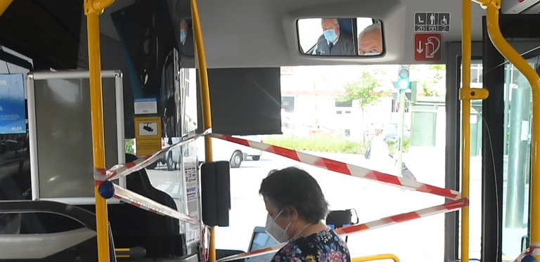 Una santanderina entra a un autobús de Santander. / HARDY