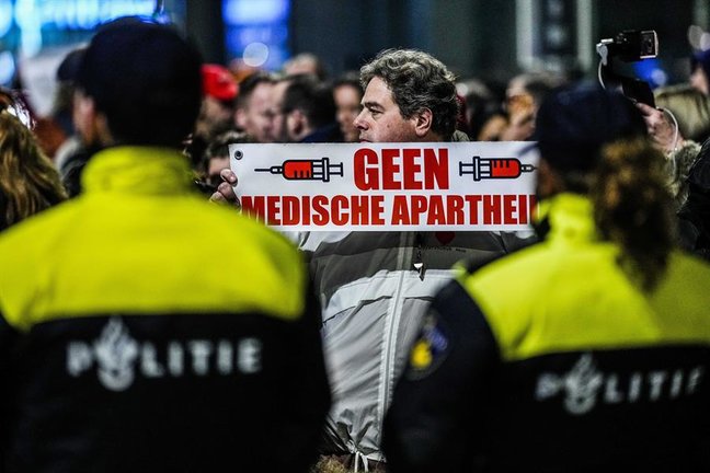 Personas protestan contra el anuncio de bloqueo del gobierno holandés, en La Haya, Países Bajos, el 18 de diciembre de 2021. Los Países Bajos entrarán en un duro bloqueo a partir del 19 de diciembre de 2021 hasta al menos el 14 de enero de 2022 para frenar la rápida propagación de la variante Omicron. (Protestas, Países Bajos; Holanda, La Haya) EFE/EPA/PHIL NIJHUIS