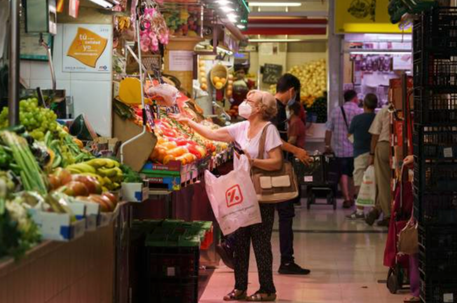Una mujer en un supermercado en Madrid, en una imagen de archivo. ALERTA