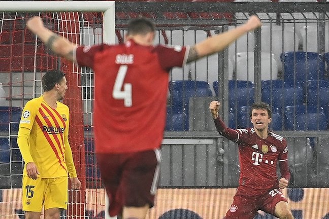 Thomas Mueller, del Bayern, celebra el primer gol de su equipo durante el partido de fútbol del Grupo E de la Liga de Campeones de la UEFA entre el FC Bayern de Múnich y el FC Barcelona en el Allianz Arena. Foto: Sven Hoppe/dpa
Fecha: 08/12/2021.