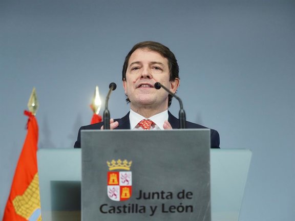 El presidente de la Junta de Castilla y León, Alfonso Fernández Mañueco, hace una declaración e prensa para anunciar la convocatoria de elecciones anticipadas, este lunes, en Valladolid. EFE/R. GARCÍA