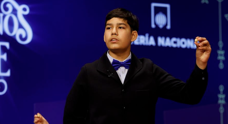 Un niño del Colegio de San Ildefonso canta el quinto premio 24198 del sorteo de la Lotería de Navidad celebrado en el Teatro Real de Madrid este miércoles. EFE/ Juan Carlos Hidalgo