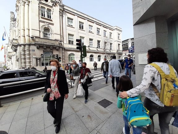Varias personas transitan con mascarilla por el centro de Santander. / DÍAZ