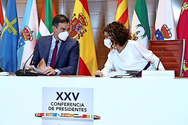 El presidente del Gobierno, Pedro Sánchez, acompañado de la ministra de Hacienda y Función Pública, María Jesús Montero. / Fernando Calvo