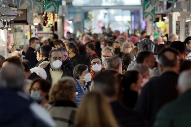 Cientos de personas han acudido hoy al Mercado Central de València donde se realizan este miércoles muchas de las últimas compras para la cena de Nochebuena. EFE/Biel Aliño