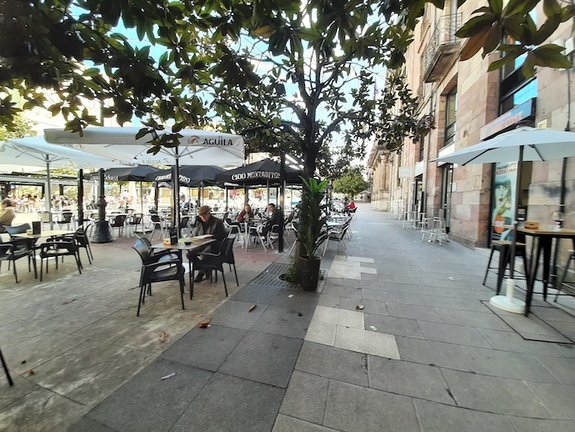 Una terraza en el Boulevar Demetrio Herrero de Torrelavega. / ALERTA