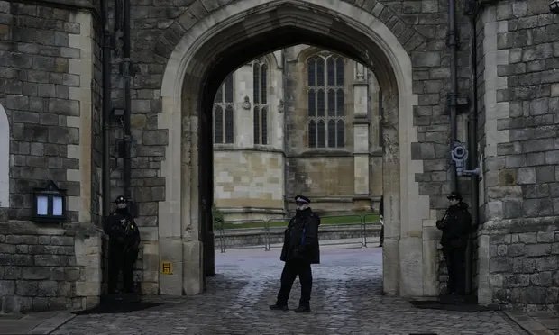 Policía en el Castillo de Windsor, donde la Reina celebra la Navidad con su familia.