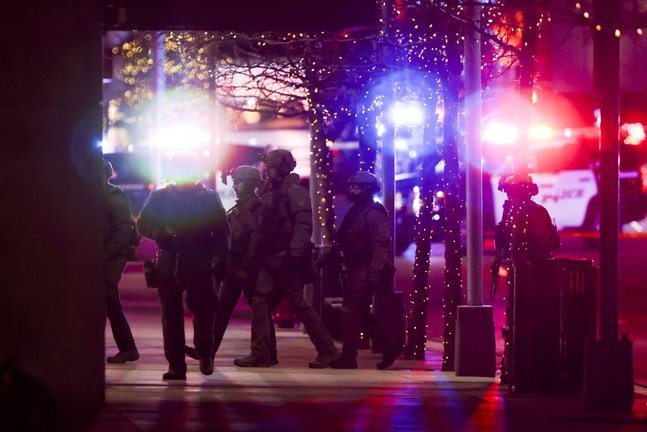 Los miembros de un equipo SWAT de la policía caminan por el centro comercial Belmar donde el sospechoso mató a cinco personas en Denver, Colorado.
MICHAEL CIAGLO (AFP)