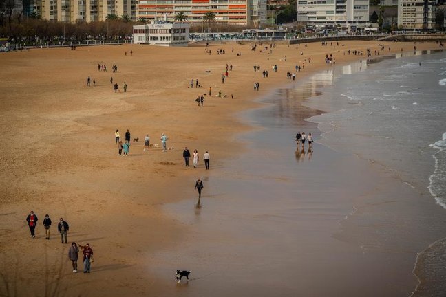 Decenas de personas pasean este lunes por la playa de El Sardinero, en Santander. / ROMÁN G. AGUILERA