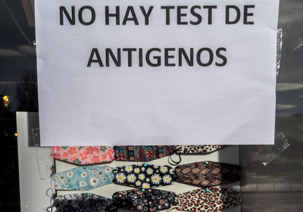 Vista de un cartel que informa que no quedan test de antígenos en Santander este miércoles. EFE/ Román G. Aguilera