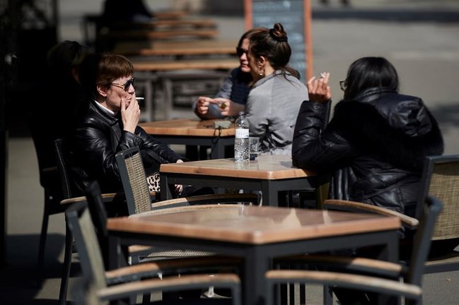 Dos mujeres fuman en una terraza de Barcelona en una imagen de archivo.. EFE/Alejandro Garcia