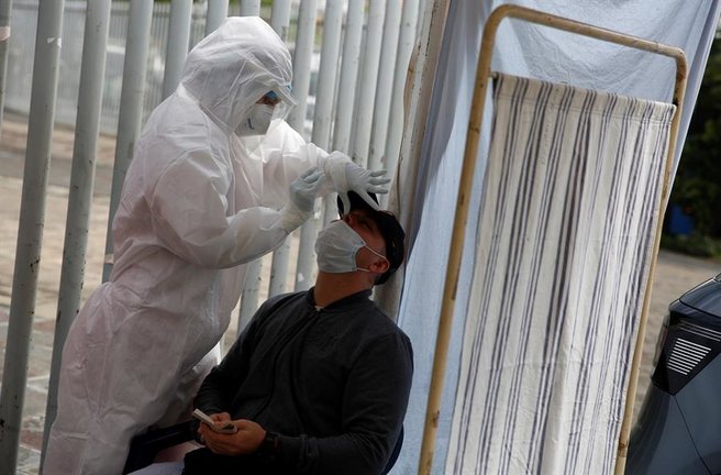 Un hombre se practica una prueba para detectar coronavirus. EFE/ Ernesto Guzmán Jr.