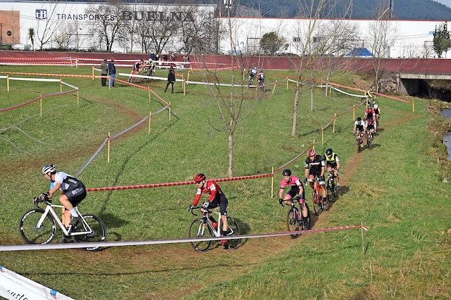 Los ciclistas durante una de las vueltas al circuito. / Castillo