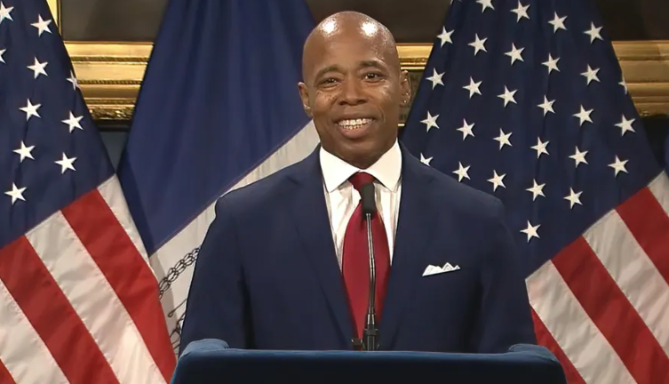 Eric Adams pronuncia su primer discurso después de prestar juramento como alcalde de la ciudad de Nueva York